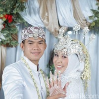 Menurut Ade, karakter Eva yang tegas namun tetap menyenangkan sehingga anak muridnya terasa dekat. Pria yang berusia 22 tahun ini menceritakan awal mula bisa dekat dengan sang guru. Awalnya pendekatan mulai dari nanya-nanya tugas dan cara mengerjakannya (dekatnya) dari situ. Reaksi guru dan teman-teman ada yang biasa saja dan ada juga yang nyinyir. Ya namanya juga manusia nggak sama semua, jelasnya seraya tertawa. Foto: Dok. pribadi Ade Irpan.