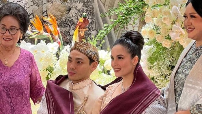 Resmi Lamaran, Chelsea Islan dan Rob Clinton Mesra Saat Hangout Bareng