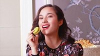 Selain minum kopi, Chelsea Islan juga senang makan kue-kue yang manis. Salah satunya macaroon yang renyah legit dengan warna-warna cantik yang menjadi favoritnya. Foto: Instagram/chelseaislan
