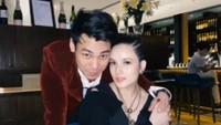 Selalu tampil romantis, Chelsea Islan dan Rob Clinton juga pergi hangout bersama. Bar dengan konsep yang sederhana dan elegan dipilih sebagai tempat hangout-nya malam itu. Foto: Instagram/chelseaislan