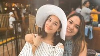Punya banyak teman, Chelsea Islan tak pernah lupa meluangkan waktu untuk sahabatnya. Sekadar bersantai di kafe, pelukan hangat terlihat melengkapi kebersamaan mereka. Foto: Instagram/chelseaislan