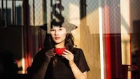 Menikmati senja di kafe, Chelsea Islan menyempatkan diri untuk berfoto. Memegang segelas kopi ditambah dengan bayangan jendela, membuatnya terlihat estetik. Foto: Instagram/chelseaislan