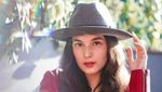 Resmi Lamaran, Chelsea Islan dan Rob Clinton Mesra Saat Hangout Bareng