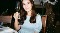 Pada perayaan ulang tahunnya, Chelsea Islan memilih menggunakan pakaian sederhana yang membuatnya terlihat seperti peri. Segelas champagne dipegang olehnya sebagai suguhan segar untuk ulang tahun. Foto: Instagram/chelseaislan