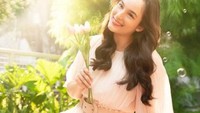 Sebagai aktris muda yang padat kegiatannya, waktu untuk bersantai tetap diluangkan olehnya. Piknik sambil menikmati jus jeruk yang segar, Chelsea Islan menikmati waktu istirahatnya. Foto: Instagram/chelseaislan