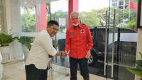 Pantauan detikcom pukul 15.59 WIB, Ganjar yang mengenakan kemeja warna merah dan celana warna hitam tiba di kantor DPP PDIP, Jakarta, Senin (24/10/2022). Ganjar sempat melambaikan tangan kepada awak media setibanya di DPP PDIP. (Foto: Dok. DPP PDIP)