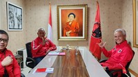 Kemudian, Ganjar masuk ke ruang rapat II. Ganjar langsung diterima dan disalami oleh Hasto Kristiyanto dan Komaruddin Watubun. (Foto: Dok. DPP PDIP)