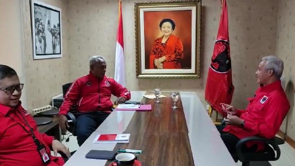 Potret Ganjar Menghadap Hasto dan Watubun soal Siap Nyapres