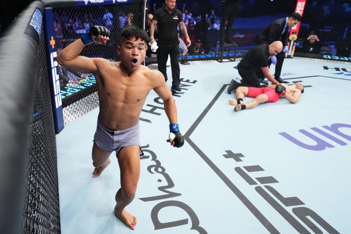 Garangnya Jeka Saragih, Pukul KO Petarung Korsel di Road To UFC ABU DHABI, UNITED ARAB EMIRATES - OCTOBER 23: (L-R) Jeka Saragih of Indonesia knocks out WonBin Ki of South Korea in a lightweight fight during the Road to UFC event at Etihad Arena on October 23, 2022 in Abu Dhabi, United Arab Emirates. (Photo by Chris Unger/Zuffa LLC)