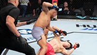 Wasit kemudian menghentikan duel. Jeka dinyatakan menang KO atas Ki di semifinal Road To UFC. 