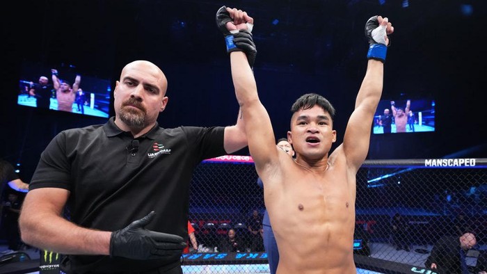 Garangnya Jeka Saragih, Pukul KO Petarung Korsel di Road To UFC ABU DHABI, UNITED ARAB EMIRATES - OCTOBER 23: (L-R) Jeka Saragih of Indonesia knocks out WonBin Ki of South Korea in a lightweight fight during the Road to UFC event at Etihad Arena on October 23, 2022 in Abu Dhabi, United Arab Emirates. (Photo by Chris Unger/Zuffa LLC)