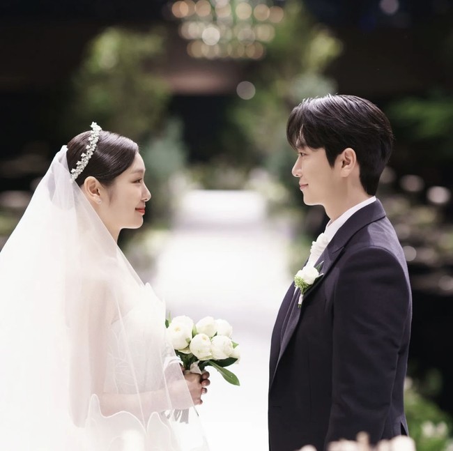 Kim Yuna resmi menikah dengan penyanyi Ko Woo Rim pada Sabtu (22/10/2022). Mantan atlet speed skater Korea itu menggelar pesta pernikahan mewah di Shilla Hotel Seoul, yang dikenal sebagai salah satu venue dengan biaya sewa termahal. Foto: dok. Instagram @yunakim