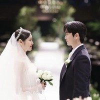 Kim Yuna resmi menikah dengan penyanyi Ko Woo Rim pada Sabtu (22/10/2022). Mantan atlet speed skater Korea itu menggelar pesta pernikahan mewah di Shilla Hotel Seoul, yang dikenal sebagai salah satu venue dengan biaya sewa termahal. Foto: dok. Instagram @yunakim