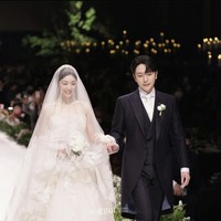 Harga gaun pengantin Kim Yuna pun semakin fantastis karena dirancang ulang. Koleksi Spring 2023 dari Elie Saab itu ditaksir 80 juta won (sekitar Rp 869 juta). Foto: dok. Instagram @yunakim