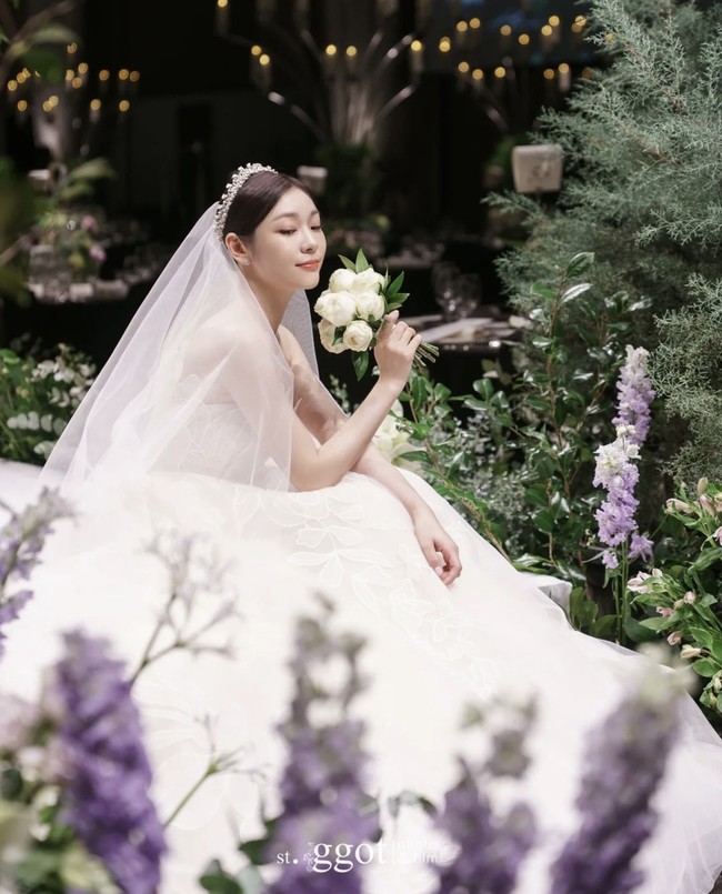 Dilansir dari Insight, Kim Yuna memakai gaun pengantin rancangan desainer Lebanon, Elie Saab seperti Son Ye Jin di hari pernikahannya. Namun gaun yang dikenakan Kim Yuna telah dirancang ulang dan berbeda dari koleksi asli yang dirilis. Foto: dok. Instagram @yunakim