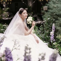 Dilansir dari Insight, Kim Yuna memakai gaun pengantin rancangan desainer Lebanon, Elie Saab seperti Son Ye Jin di hari pernikahannya. Namun gaun yang dikenakan Kim Yuna telah dirancang ulang dan berbeda dari koleksi asli yang dirilis. Foto: dok. Instagram @yunakim