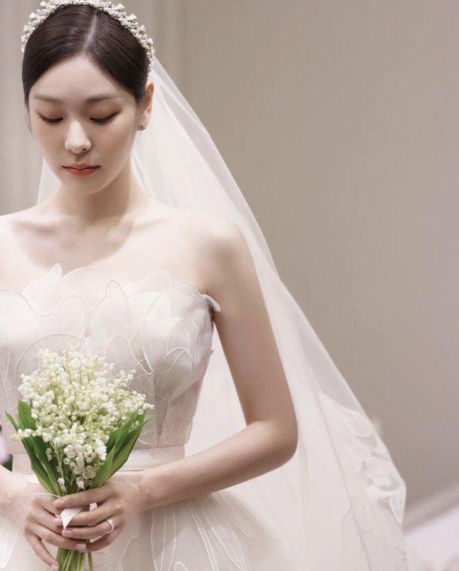 Penampilan Kim Yuna di hari bahagianya pun menjadi perbincangan. Sang pengantin terlihat anggun memakai gaun off shoulder warna putih yang memperlihatkan bahunya. Foto: dok. Instagram @yunakim