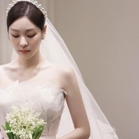 Penampilan Kim Yuna di hari bahagianya pun menjadi perbincangan. Sang pengantin terlihat anggun memakai gaun off shoulder warna putih yang memperlihatkan bahunya. Foto: dok. Instagram @yunakim