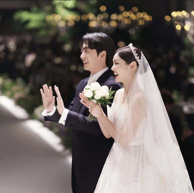 Kim Yuna pertama kali bertemu penyanyi Ko Woo Rim di acara All That Sports Ice Show, yang tampil bersama grup Forestella. Pasangan itu terpaut lima tahun, di mana Ko Woo Rim lebih muda dari Kim Yuna. Foto: dok. Instagram @yunakim