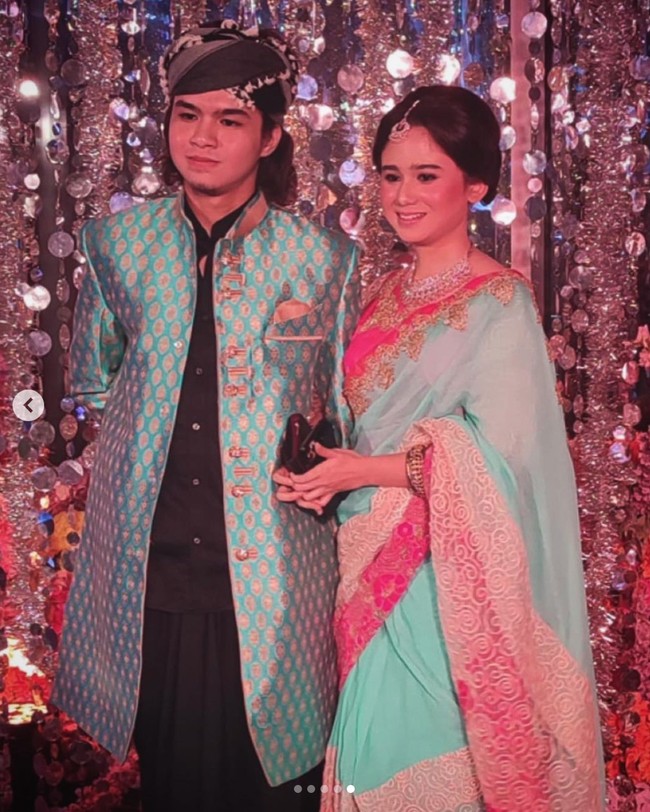 Dul Jaelani dan Tissa Biani tampil serasi memakai baju tradisional India bernuansa biru dan pink. Tissa memakai sari yang mewah dengan paduan aksesori gelang dan hiasan di kepalanya. Sedangkan Dul memakai baju sherwani yang biasa dipakai untuk acara formal. Keduanya disebut-sebut Ahmad Dhani dan Mulan Jameela versi ABG. Foto: Instagram