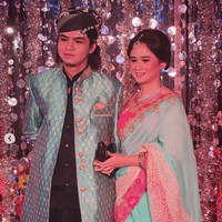 Dul Jaelani dan Tissa Biani tampil serasi memakai baju tradisional India bernuansa biru dan pink. Tissa memakai sari yang mewah dengan paduan aksesori gelang dan hiasan di kepalanya. Sedangkan Dul memakai baju sherwani yang biasa dipakai untuk acara formal. Keduanya disebut-sebut Ahmad Dhani dan Mulan Jameela versi ABG. Foto: Instagram