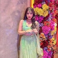 Devina Karamoy membuat busana tradisional India lebih modern. Pemain film Jin & Jun The Movie itu memadukan sleeveless crop top warna tosca dengan rok panjang hijau dengan aksen manik-manik. Dia juga memakai aksesoris khas wanita India seperti kalung besar di lehernya. Foto: Instagram