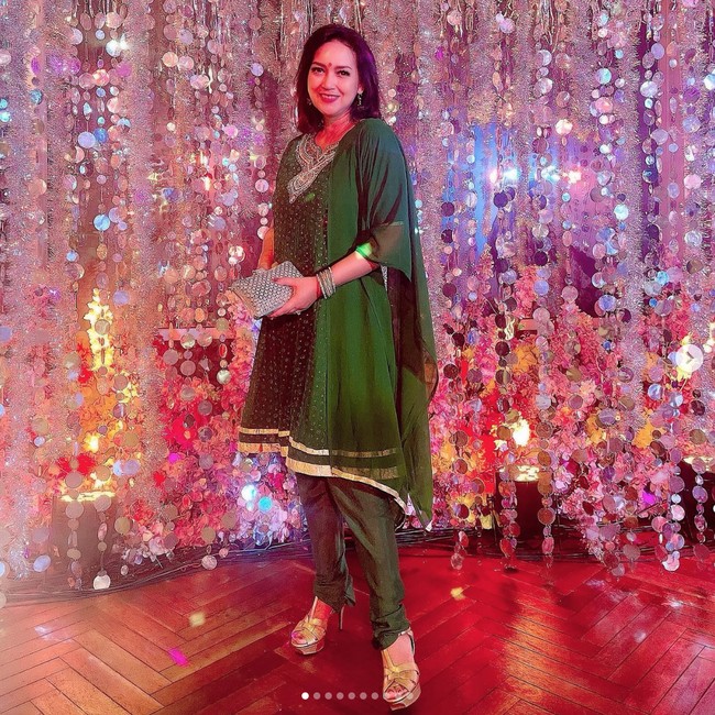 Ira Wibowo tampil lebih kasual memakai salwar kameez, pakaian tradisional wanita India dengan paduan blus dan celana. Penampilannya dilengkapi dengan anting-anting, tumpukan gelang emas putih, dan clutch berwarna serasi. Sang aktris tak melupakan aksen penting di keningnya. Foto: Instagram