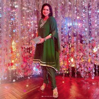 Ira Wibowo tampil lebih kasual memakai salwar kameez, pakaian tradisional wanita India dengan paduan blus dan celana. Penampilannya dilengkapi dengan anting-anting, tumpukan gelang emas putih, dan clutch berwarna serasi. Sang aktris tak melupakan aksen penting di keningnya. Foto: Instagram