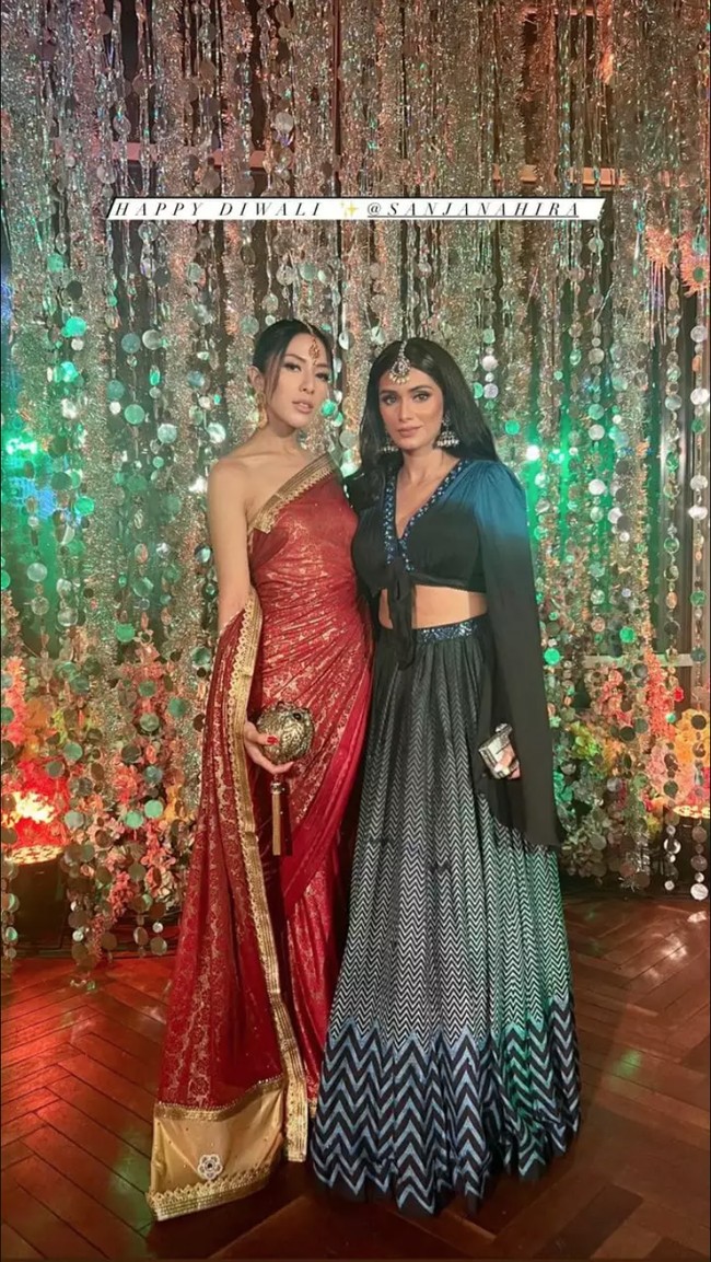 Tak kalah menawan ada Vannya Istarinda, istri Arya Bakrie yang berpose memakai sari bernuansa merah dan gold. Baju yang dikenakannya terlihat lebih modern karena pada bagian pinggang ada aksen ruffle. Foto: Instagram