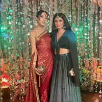 Tak kalah menawan ada Vannya Istarinda, istri Arya Bakrie yang berpose memakai sari bernuansa merah dan gold. Baju yang dikenakannya terlihat lebih modern karena pada bagian pinggang ada aksen ruffle. Foto: Instagram