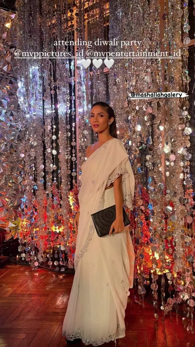 Pemeran Badarawuhi di film KKN Desa Penari pun hadir di acara Diwali MVP Pictures. Rambutnya ditata dengan gaya sleek. Aulia Sarah tampil elegan dalam balutan baju tradisional wanita India, sari yang menampakkan bahu kanannya. Foto: Instagram