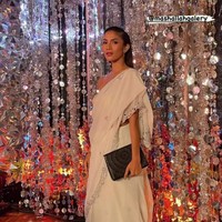 Pemeran Badarawuhi di film KKN Desa Penari pun hadir di acara Diwali MVP Pictures. Rambutnya ditata dengan gaya sleek. Aulia Sarah tampil elegan dalam balutan baju tradisional wanita India, sari yang menampakkan bahu kanannya. Foto: Instagram