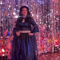 Ada pula Bella Saphira yang menggerai rambut panjangnya dan menambahkan tanda bulat merah alias bindi di keningnya. Dia tampil glamor memakai gaun biru dengan aksen renda gold pada bagian pinggang. Foto: Instagram