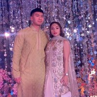 Nikita Willy yang hadir bersama suaminya Indra Priawan tampil bak bintang Bollywood. Dia memakai gaun abu-abu yang kental dengan aksen India, lengkap dengan syal dan aksesori di tengah keningnya. Sedangkan Indra Priawan memakai baju tradisional India untuk pria, kurta pyjama. Foto: Instagram