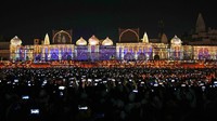 Setiap tahunnya, masyarakat India tak pernah absen merayakan festival Diwali atau Deepavali ini. (AP Photo/Rajesh Kumar Singh)  