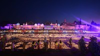 Lebih dari 15.000.000 lampu tanah dinyalakan dan terus menyala selama 45 menit saat perayaan hari besar umat Hindu, Diwali, di India. (Deepak Gupta/Getty Images)  