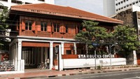 Starbucks SoHo adalah gerai Starbucks yang memiliki 2 lantai. Lokasinya ada di Bangkok, Thailand. Gerai dua lantai ini merupakan replika dari rumah tradisional Thailand, lengkap dengan detail kayu yang kaya dan lantai ubin semen. Foto: trending sg