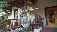 Gerai Starbucks unik dan cantik juga bisa ditemukan di Indonesia, khususnya di Ubud, Bali. Logo hijau khas Starbucks ini diganti dengan ukiran kayu rumit, sebagai penghormatan kepada budaya Bali. Starbucks ini dibangun di gudang tua dan memiliki teras outdoor bagi pelanggan untuk menikmati pemandangan indah kuil dan kolam teratai raksasa. Foto: trending sg