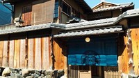 Starbucks yang cantik dan unik juga bisa ditemui di Ninenzaka Yasaka Chaya, Kyoto, Jepang. Eksterior gerai berpadu indah dengan arsitektur tradisional distrik. Gerai ini juga memiliki pemandangan yang tenang. Foto: trending sg
