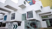 Gerai ini tidak hanya memiliki layanan drive-thru, tetapi juga merupakan Starbucks Asia Pasifik pertama yang dibangun dari 29 kontainer pengiriman. Terletak di Hualien Bay Mall, Starbucks yang menakjubkan ini menghadap ke Samudra Pasifik. Foto: trending sg