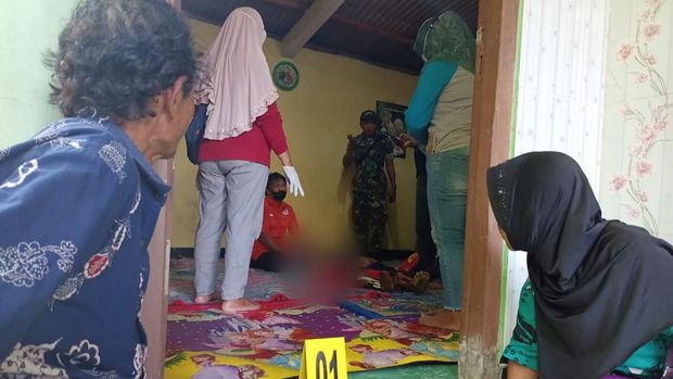 Kasus ibu dan anak minum racun di Tulungagung menggegerkan masyarakat. Keduanya meninggal dunia di rumah keluarganya usai bunuh diri dengan menenggak racun.