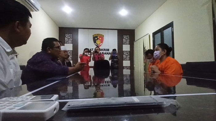 Bupati Tabanan I Komang Gede Sanjaya saat menemui ibu perantai dua anak kandung bersama pacarnya di Polres Tabanan, Senin (24/10/2022) malam.