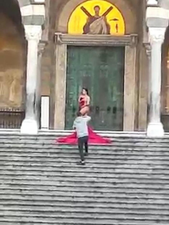 Influencer bugil di depan gereja