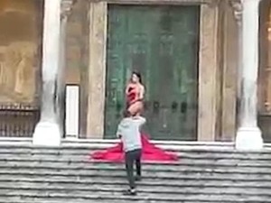 Influencer Pose Setengah Bugil di Depan Katedral, Kini Dipolisikan