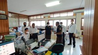 Informasi yang dihimpun, objek penyelidikan yang tengah dilakukan pihak Kejati Bali itu terfokus pada pengelolaan dana SPI dari mahasiswa baru jalur mandiri dan dana penelitian. Adapun lima orang pejabat yang diminta keterangannya itu, antara lain Kepala Biro Keuangan, Ketua Lembaga Penelitian dan Pengabdian kepada Masyarakat (LPPM), Kepala Biro Akademik Kerja Sama dan Hubungan Masyarakat, Koordinator Akademik dan Statistik, dan Koordinator Keuangan pada Fakultas Kedokteran. Foto: Kejati Bali