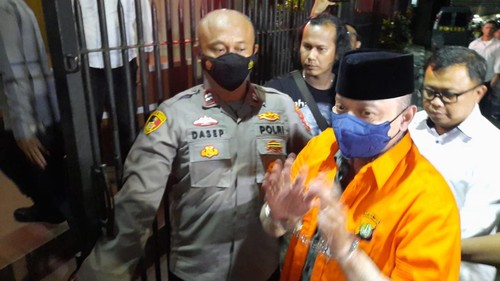 Irjen Teddy Minahasa berbaju tahanan dan tangan diborgol saat dimasukkan ke Rutan Polda Metro Jaya