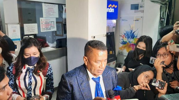 Irjen Teddy Minahasa ditahan di Polda Metro Jaya, Hotman Paris merapat.