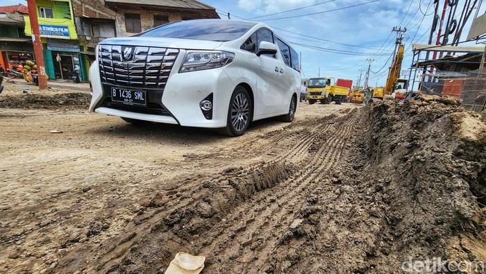 Jalan Perancis Tangerang Semakin Rusak Parah Mobil pribadi dan truk melintas di Jalam Perancis, Dadap, Kosambi, Tangerang, Senin (24/10/2022). Jalan yang sudah dibeton tersebut terpantau rusak parah dalam beberapa bulan terakhir. Jika hujan, jalanan menjadi kubangan lumpur dan saat matahari terik diselimuti debu.