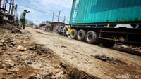 Jalan yang rusak tersebut menjadi salah satu akses penghubung antara Tangerang menuju Cengkareng maupun ke arah Pantai Indah Kapuk (PIK).