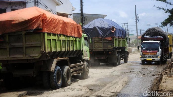 Jalan Perancis Tangerang Semakin Rusak Parah Mobil pribadi dan truk melintas di Jalam Perancis, Dadap, Kosambi, Tangerang, Senin (24/10/2022). Jalan yang sudah dibeton tersebut terpantau rusak parah dalam beberapa bulan terakhir. Jika hujan, jalanan menjadi kubangan lumpur dan saat matahari terik diselimuti debu.